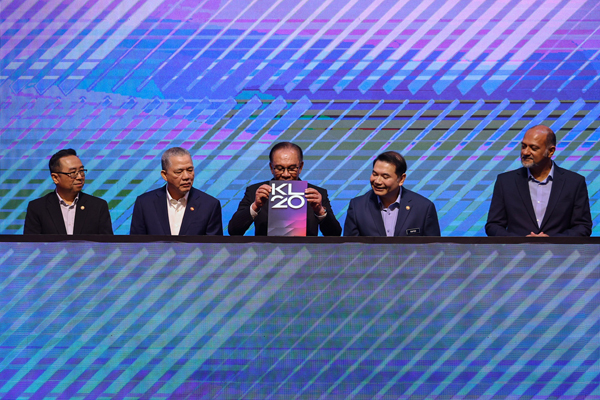 KUALA LUMPUR, 22 April -- Perdana Menteri Datuk Seri Anwar Ibrahim menyempurnakan Pelancaran Sidang Kemuncak KL20 2024 di Pusat Konvensyen Kuala Lumpur  hari ini.

Turut bersama (dari kiri) Menteri Sains, Teknologi dan Inovasi Chang Lih Kang, Timbalan Perdana Menteri Datuk Seri Fadillah Yusof, Menteri Ekonomi Rafizi Ramli dan Menteri Digital Gobind Singh Deo.

--fotoBERNAMA (2024) HAK CIPTA TERPELIHARA