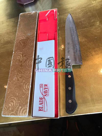 赖俊葓省吃俭用，买下一把属于自己的厨师刀。
