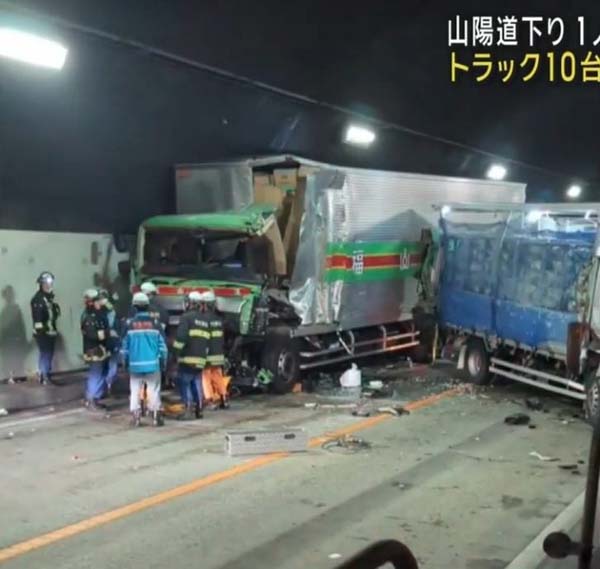 包含大货车在内的至少10辆车被卷入连环车祸。