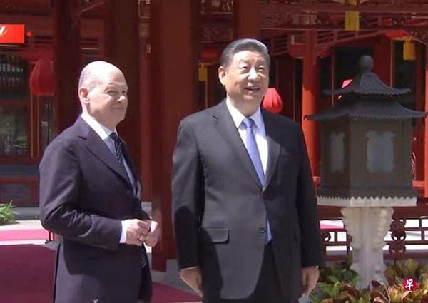 中国国家主席习近平（右）与德国总理朔尔茨（左）会谈后，在北京钓鱼台国宾馆内散步交流。