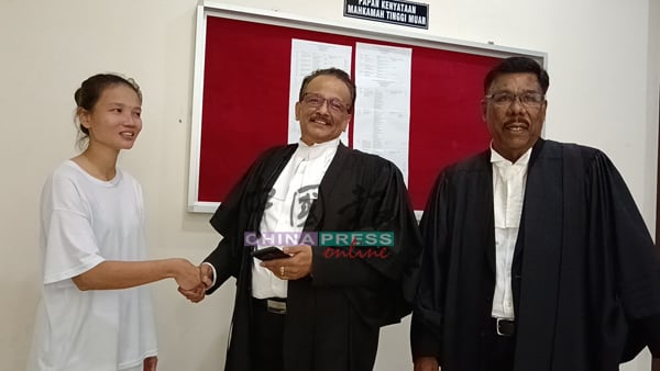 新加坡籍男被告的马来西亚籍同居女友（左）当庭无罪释放后，于庭外向代表律师R.峇拉克里斯南握手道谢，旁为杰华律师。