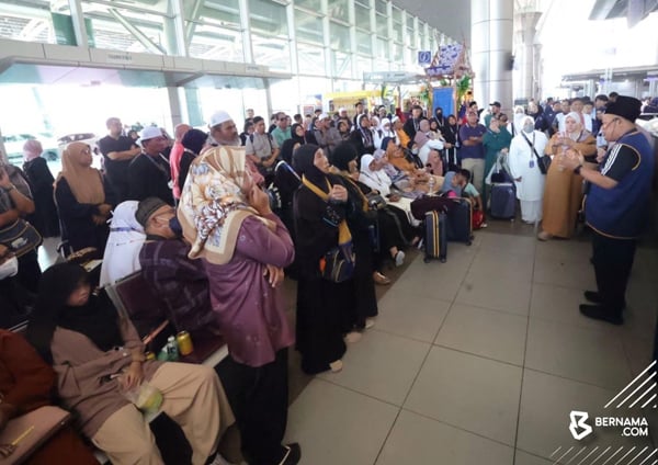部分准备前往朝圣的穆斯林，在抵达亚庇国际机场后，才得知航班取消和改期，被迫在机场等待最新消息。


