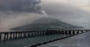 印尼鲁昂火山喷发5次 当局发出海啸警告