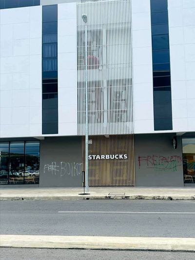 斗湖1间星巴克分店外墙，周四（18日）早上被2名不明人士在墙上喷漆涂鸦。