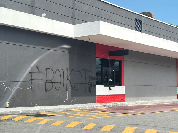 面子书上广传，斗湖1间麦当劳分店的外墙，也被人喷漆写下“杯葛”等字眼。
