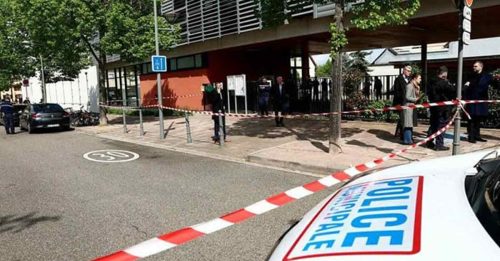 法国持刀伤人事件 两女童校外被刺