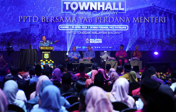 PUTRAJAYA, 25 April -- Perdana Menteri Datuk Seri Anwar Ibrahim ketika berucap pada Sesi Townhall Lebaran Aidilfitri Persatuan Perkhidmatan Tadbir dan Diplomatik (PPTD) bersama Perdana Menteri di Pusat Konvensyen Antarabangsa Putrajaya (PICC) hari ini.

--fotoBERNAMA (2024) HAK CIPTA TERPELIHARA
 *** Local Caption ***