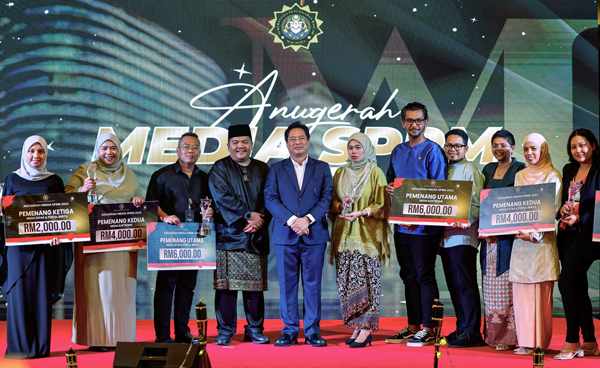KUALA LUMPUR, 26 April -- Ketua Pesuruhjaya Suruhanjaya Pencegahan Rasuah Malaysia (SPRM) Tan Sri Azam Baki (tengah) bergambar bersama pemenang- pemenang pada Majlis Anugerah Media SPRM 2023 malam ini.

Turut hadir Pengarah Bahagian Komunikasi Strategik SPRM Hisyam Mohd Yusoff (empat, kiri).

--fotoBERNAMA (2024) HAK CIPTA TERPELIHARA