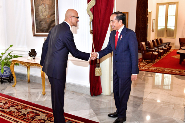 印尼总统佐科威（右）在总统府接见来访的微软CEO纳德拉，两人讨论了微软对印尼的投资计划。