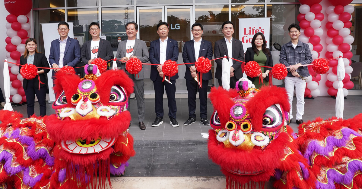 裴宣泰（左2起）、宋裕浚、崔丁元、任廷诛、金圣锡、郑浩珍、陈奕如为新街场的LG服务中心和培训学院主持开幕。