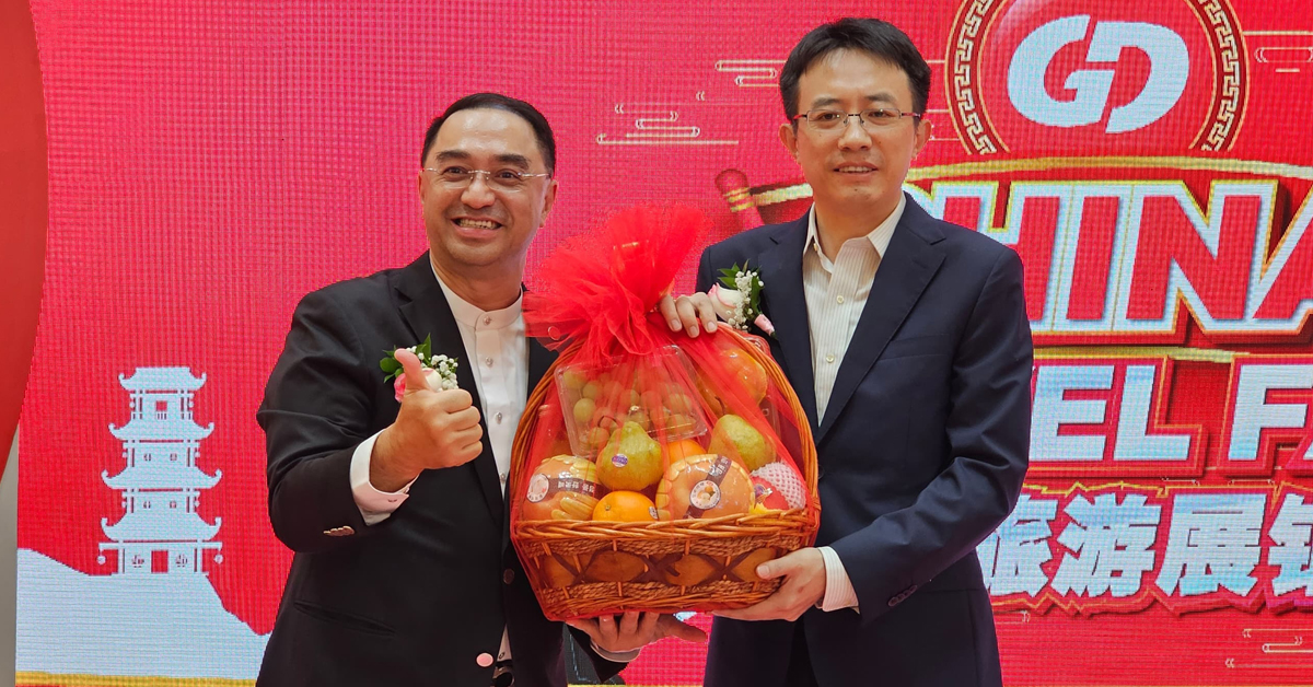 林瑞国（左）赠送纪念品给张杰鑫，对中国文化中心的支持表示感谢。