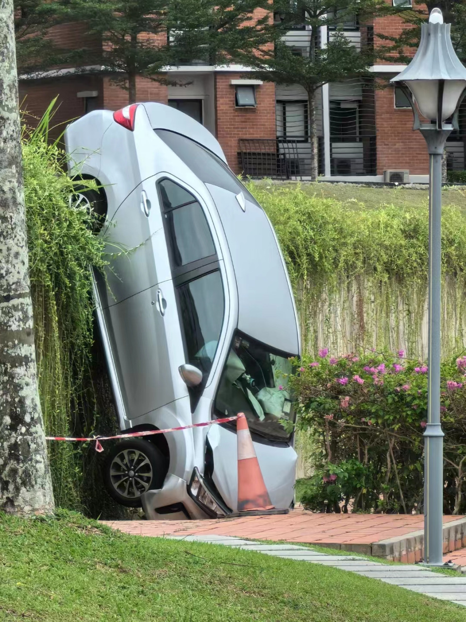轿车失控“跌倒”的另一个角度。