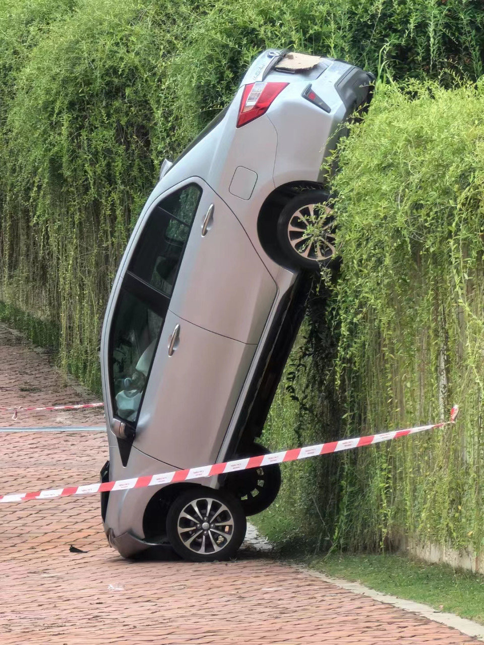 轿车失控“跌倒”的另一个角度。