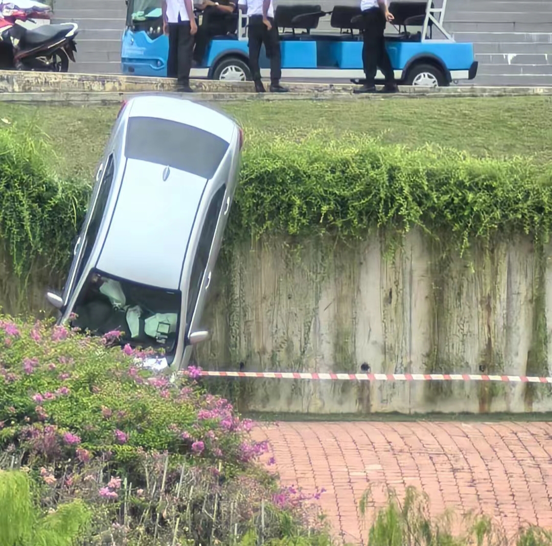 轿车失控“跌倒”的另一个角度。