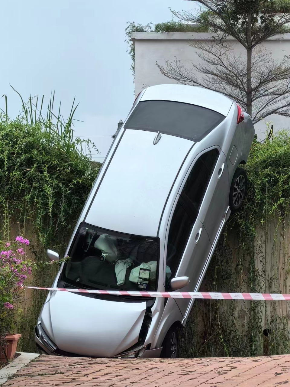 轿车失控“跌倒”的另一个角度。