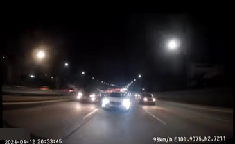 迈薇轿车被一辆飙车的本田思域从后猛撞后，在路上打转。