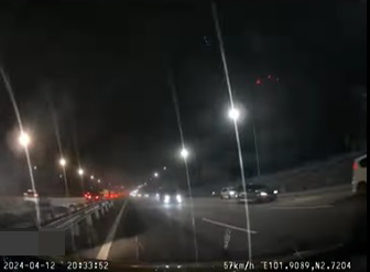 迈薇轿车被一辆飙车的本田思域从后猛撞后，在路上打转。