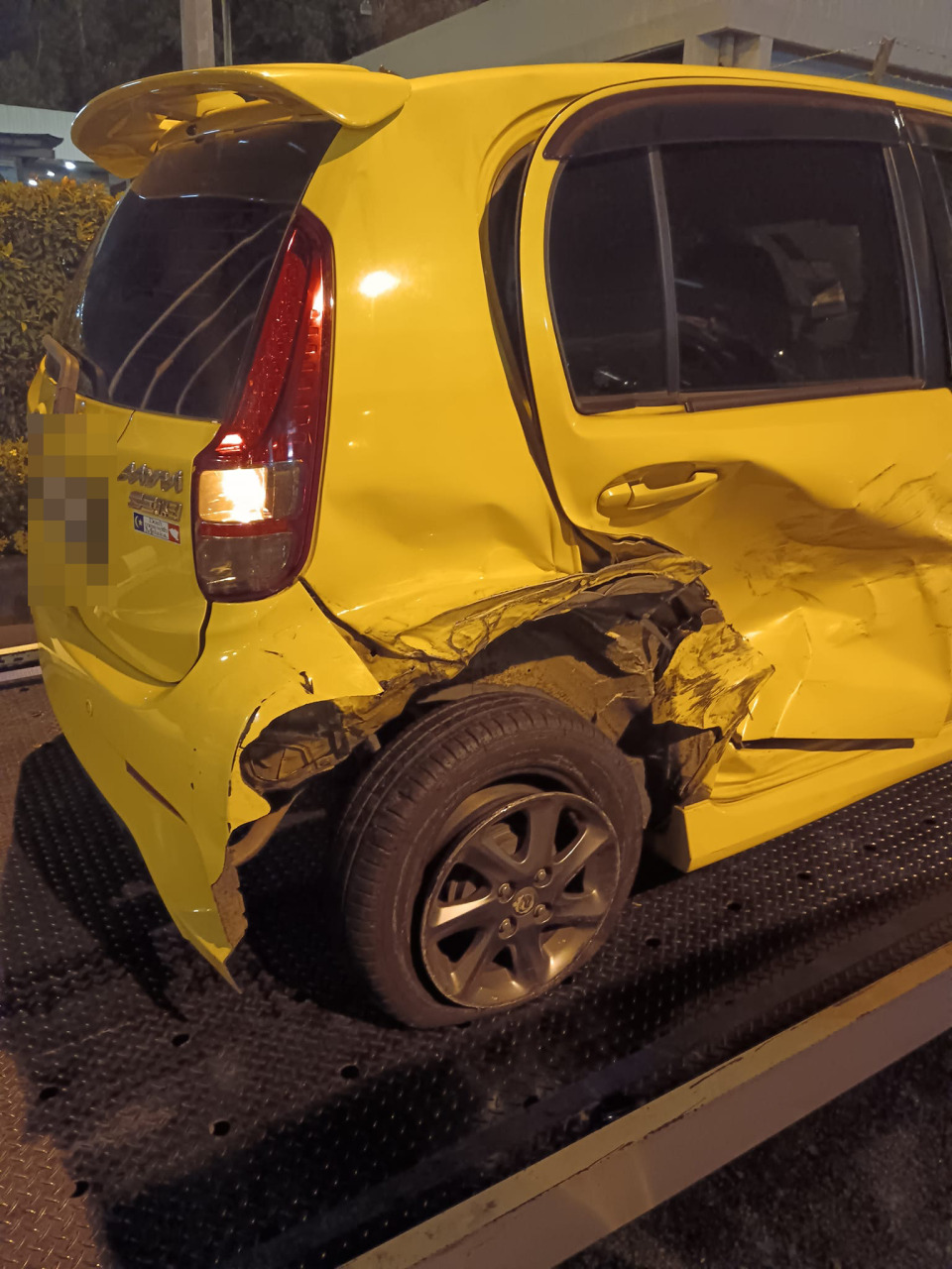 迈薇轿车的后方和车头被撞至毁损。