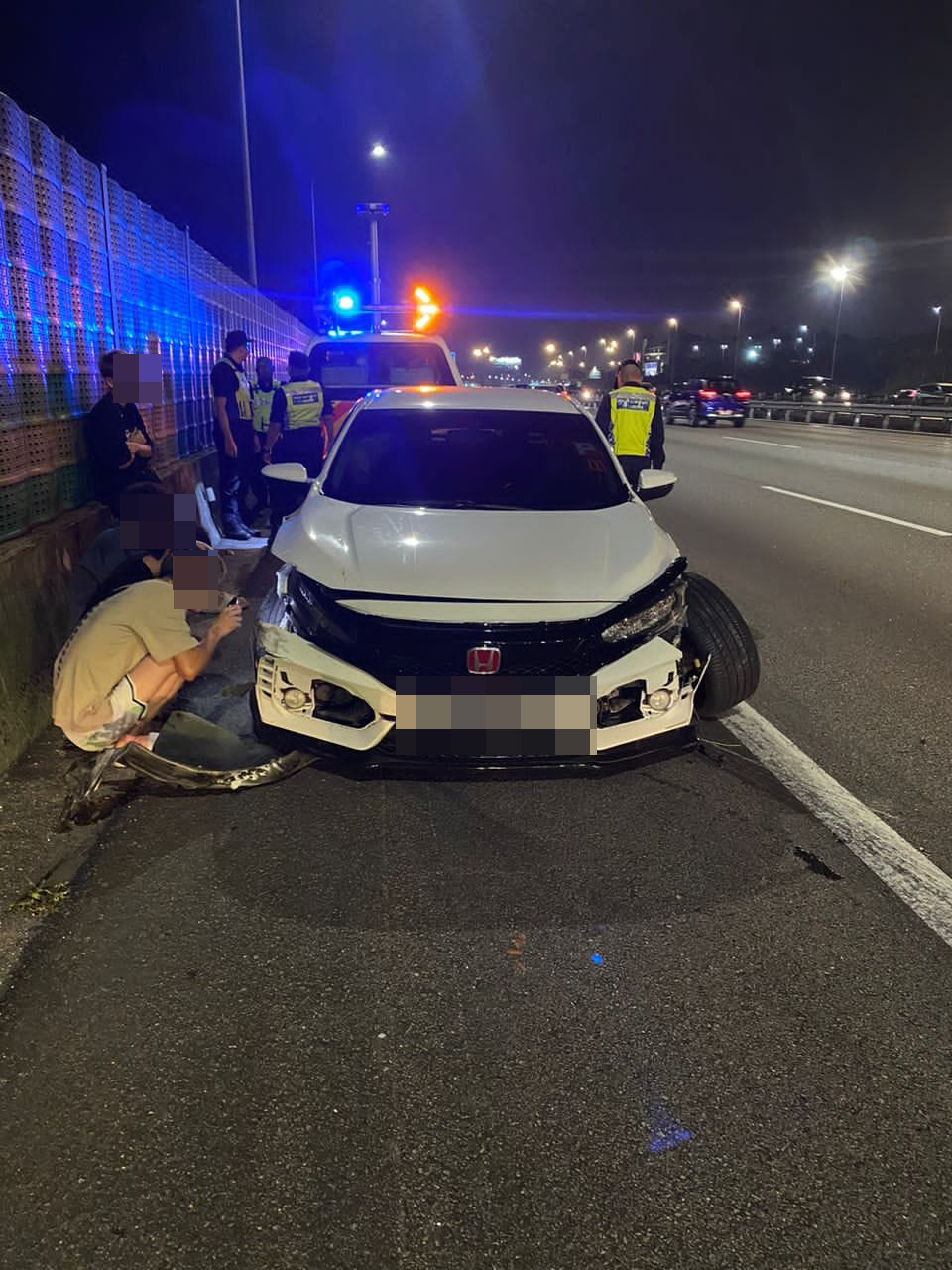 肇祸轿车的车头毁损。