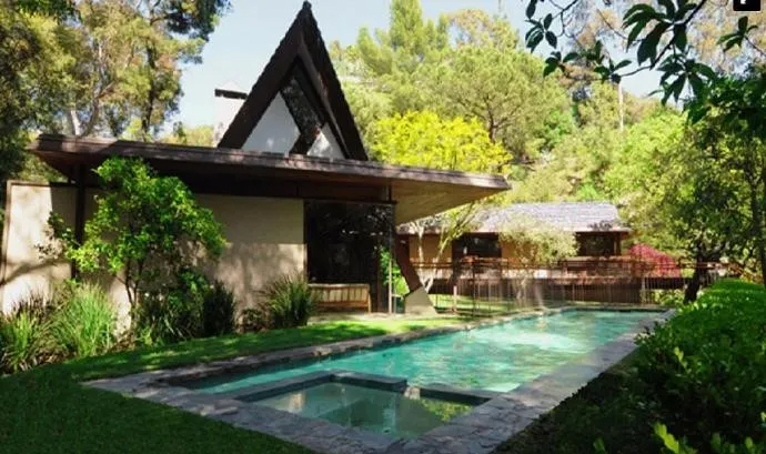豪宅有户外游泳池。