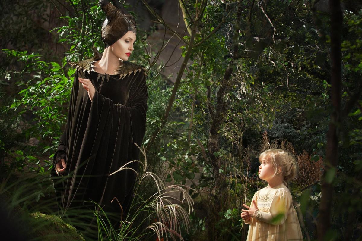 Vivienne曾与妈妈一起出演电影《黑魔女：沉睡魔咒》。