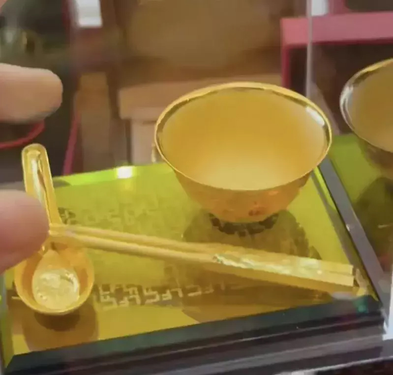 赵本山外孙收到金碗、金勺、金筷子等礼物。