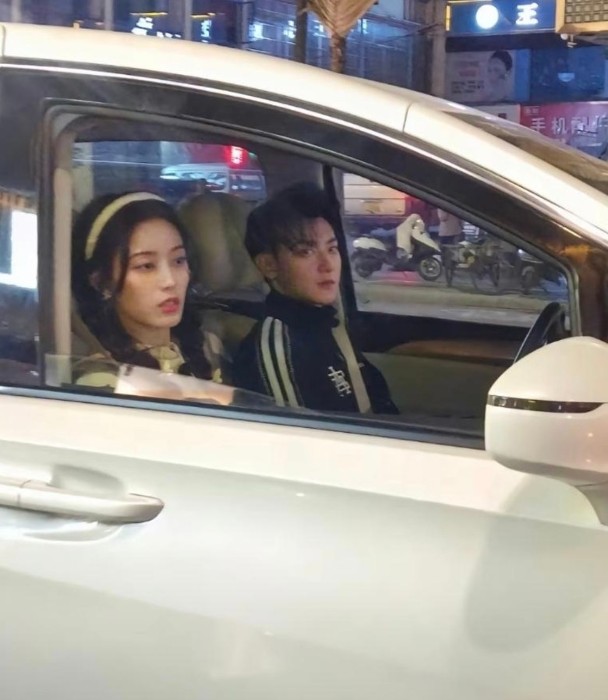 黄子韬与徐艺洋录影时同坐一辆车。