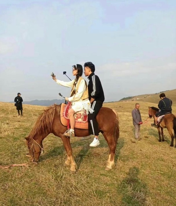 黄子韬与徐艺洋同骑一匹马。