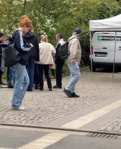 有网友在德国街头偶遇梁朝伟。