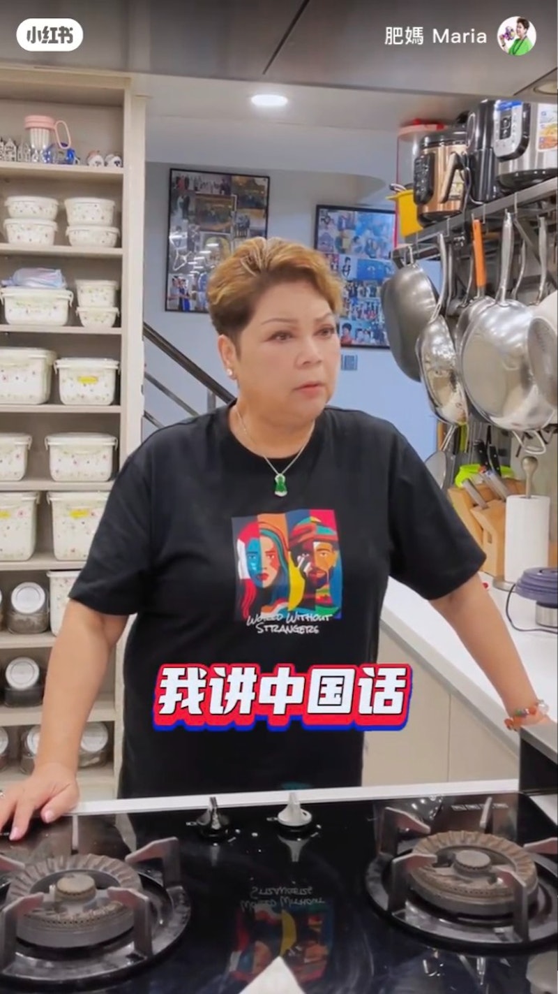 一名白人女服务员对于肥妈会说中文大感惊讶。