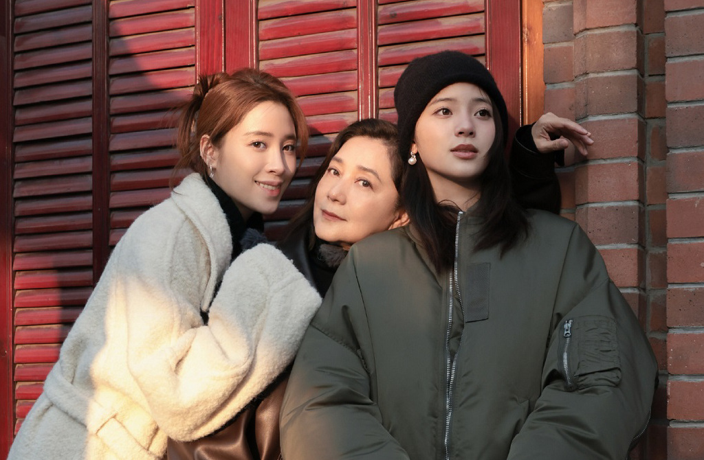欧阳娜娜和妈妈傅娟及姐姐欧阳娜娜登上中国综艺。