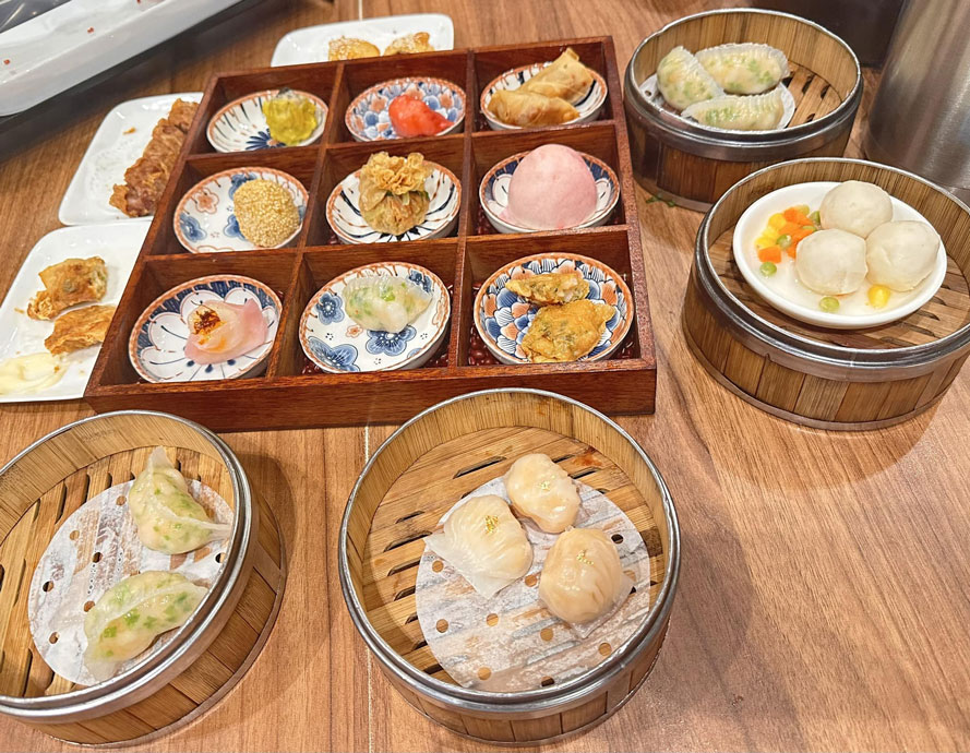 卓卉勤和友人在餐厅享用了不少点心。