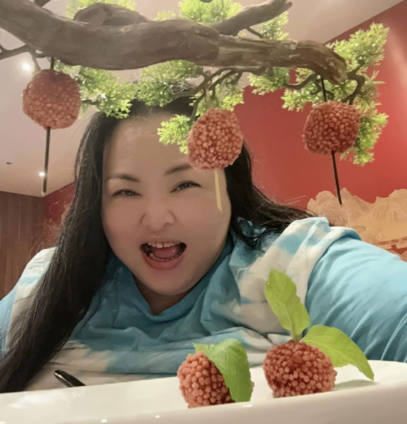 卓卉勤和友人在餐厅享用了不少点心。