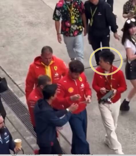 为了拿到赛车男神的签名，林志颖跟了好长一段路。