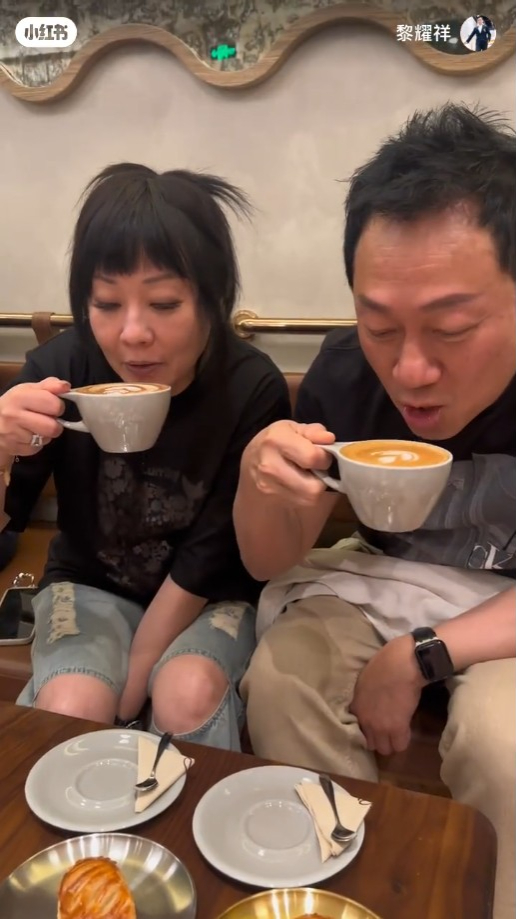 黎耀祥夫妇享用咖啡。