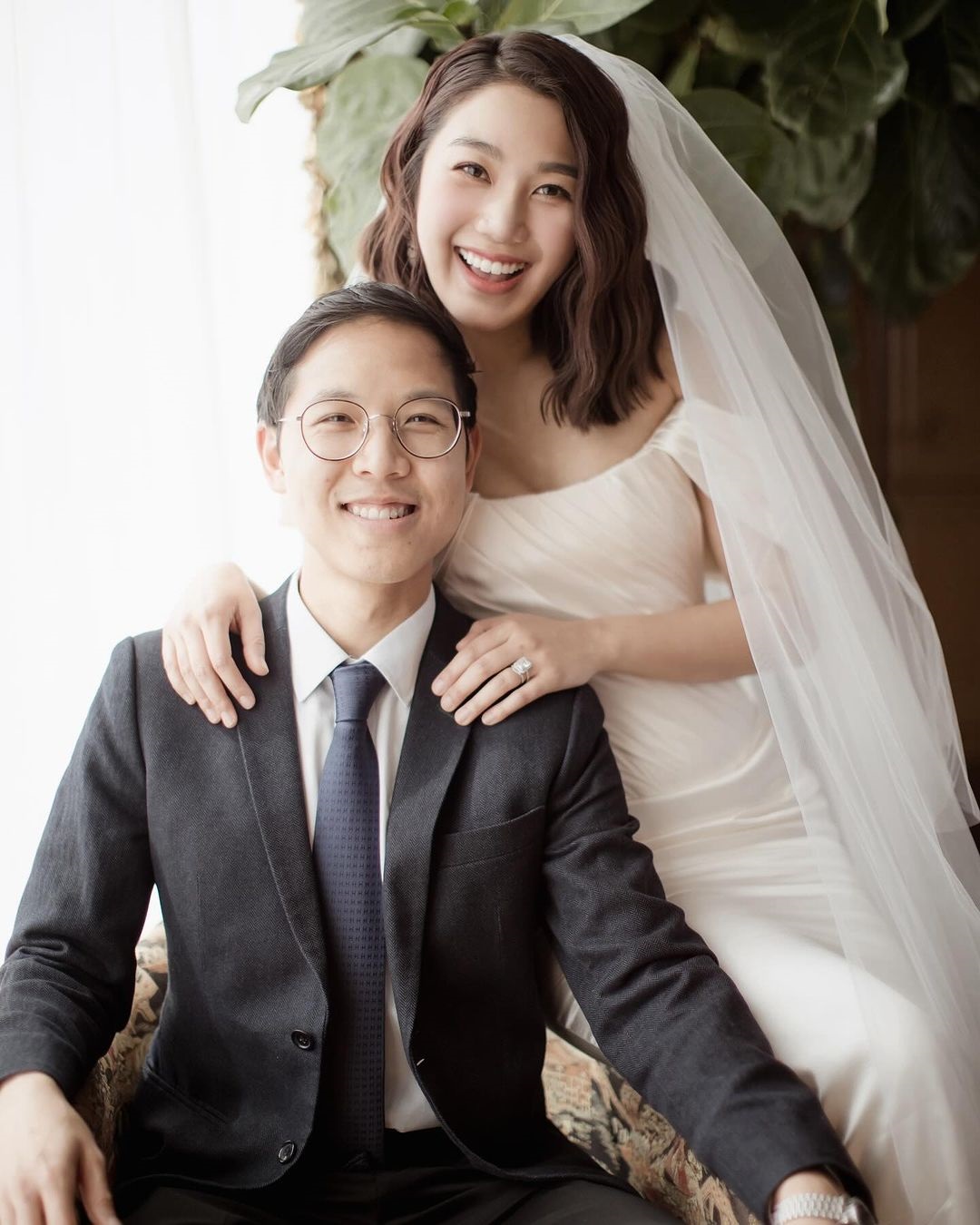 姜丽文晒出与老公Pakho的婚纱照。