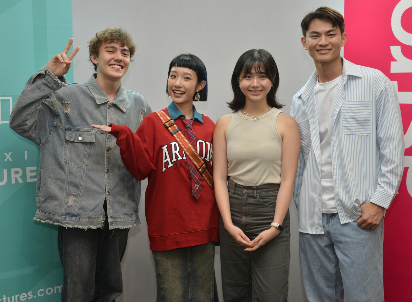 《青春，你好！》4位主演陈京谦（左起）、Moka、萧莉璇以及谢烘霖在记者会后开心合影。