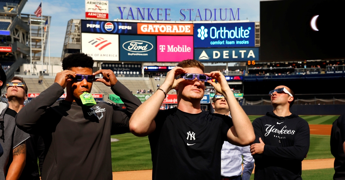 纽约洋基取消赛前练习     球迷戴上眼镜观赏日偏食