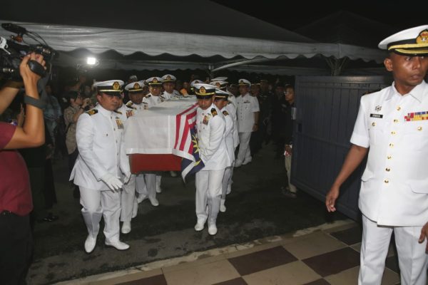 莫哈末阿米鲁法里斯少校的灵柩，晚间抵达芙蓉新那旺柏丹那花园住家。
