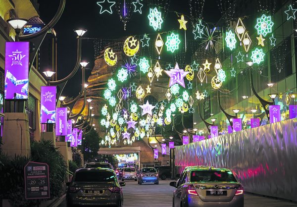 马来西亚各族群开始在各地感受到日益接近的开斋节气氛。（马新社）