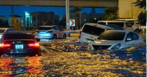 迪拜暴雨多处淹水 专家疑人工造雨引发
