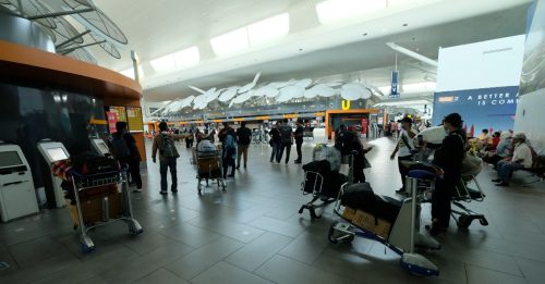 航空旅遊強勁復蘇  2月客流量增逾21% – 主