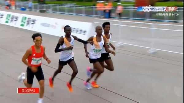 3名非洲跑手疑似放慢脚步，让落后的何杰（左）反超冲线。（互联网）