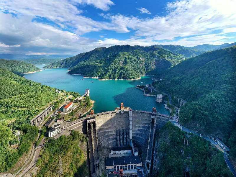 ■东江湖是一个人造湖，花了无数心血和财力，其中东江大坝是亚洲第一坝。