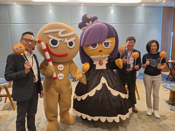 <b>韩国冒险游戏IP姜饼人</b>－－　抢攻澎湖花火节商机，升恒昌旗下澎澄饭店今年即日起至年底打造全台唯一的专属主题亲子房。图为酒店工作人员与韩国冒险游戏IP姜饼人合照。（中央社）
