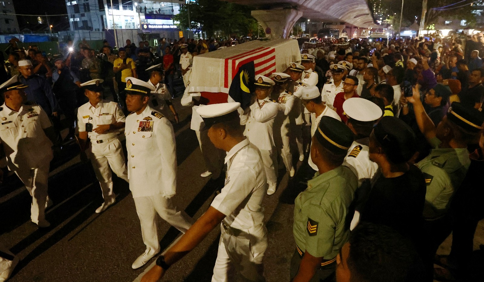 2架海军直升机相撞坠毁事故死者送回家乡安葬，民众夹道相送。