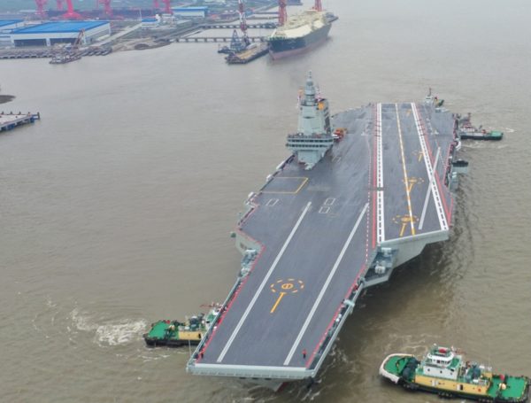 中国第三艘航空母舰福建舰周三早上8时从上海江南造船厂码头解缆启航，赴相关海域开展首次航行试验。（新华社）