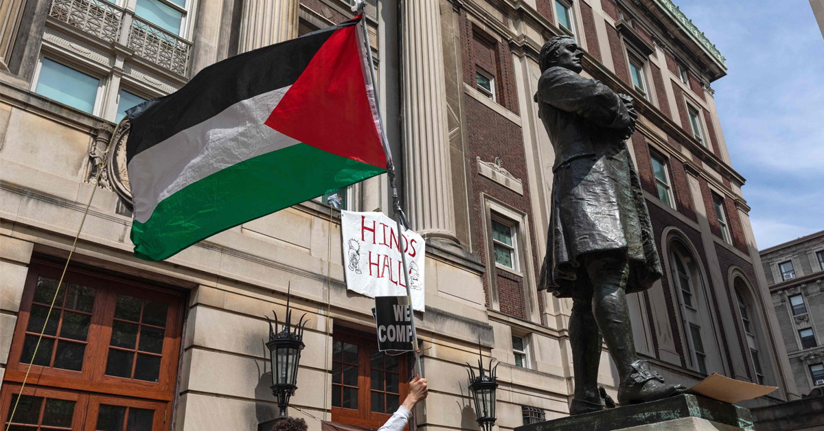 亲巴勒斯坦的学生周二聚集在纽约市哥伦比亚大学汉密尔顿大厅前的台阶上，挥舞着巴勒斯坦旗。（法新社）