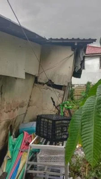 沿河而建的高脚木屋，周三（1日）突然倒塌。