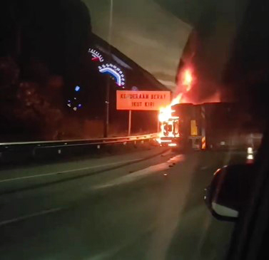 加叻大道再有罗厘翻覆 车头起火 酿大塞车!